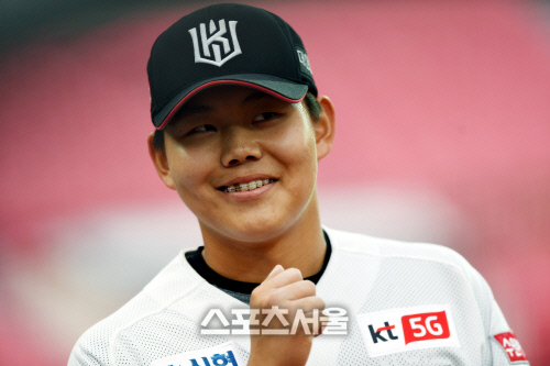 KT 선발투수 소형준이 2회 투구 후 야수들과 하이파이브를 하고 있다. 최승섭기자 thunder@sportsseoul.com