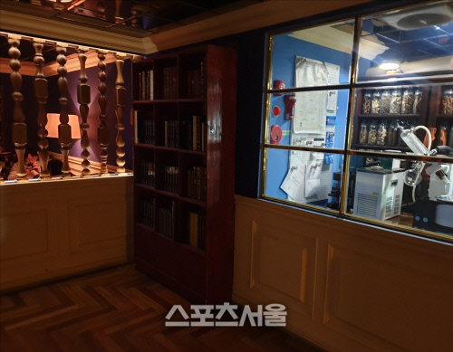 믹솔로지 비밀의 방문은 서재 모양을 띤다. 양미정 기자 certain@sportsseoul.com