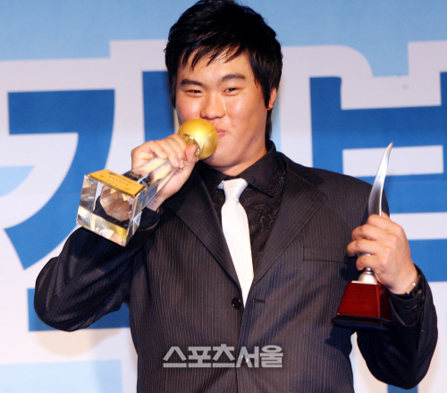 2006년 혜성처럼 등장해 ‘괴물’ 수식어를 얻은 류현진은 압도적인 표차로 프로야구 2006 정규시즌 MVP 시상식에서 최우수선수, 신인왕에 선정됐다. (스포츠서울 DB)