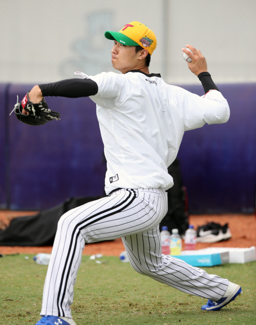 LG 우완 이정용이 호주 시드니 블랙타운 스프링캠프에서 공을 던지고 있다. | LG 트윈스 제공