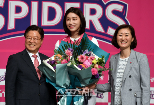 국내 프로배구로 11년 만에 돌아온 김연경이 10일 서울 중구 밀레니엄 힐튼 서울에서 입단식과 복귀 기자회견을 열었다.김연경이 조병익 구단주, 박미희 감독과 기념촬영을 하고 있다.김연경은 원소속구단인 흥국생명과 1년간 연봉 3억5000만원에 계약했다.2020. 6. 10. 최승섭기자 thunder@sportsseoul.com
