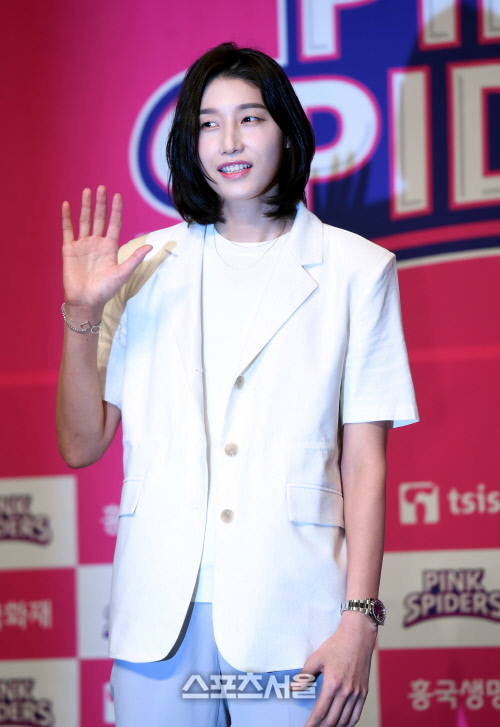 국내 프로배구로 11년 만에 돌아온 김연경이 10일 서울 중구 밀레니엄 힐튼 서울에서 입단식과 복귀 기자회견을 열었다.김연경이 무대에 올라 손인사를 하고 있다.김연경은 원소속구단인 흥국생명과 1년간 연봉 3억5000만원에 계약했다.2020. 6. 10. 최승섭기자 thunder@sportsseoul.com