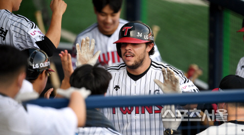 2020 KBO리그 LG 트윈스와 SK 와이번스의 DH 1차전 경기가 11일 잠실야구장에서 열렸다. LG 라모스가 7회말 2사2루 홈런을 친 후 동료들의 축하를 받고 있다.. 2020. 6. 11.잠실 | 최승섭기자 thunder@sportsseoul.com