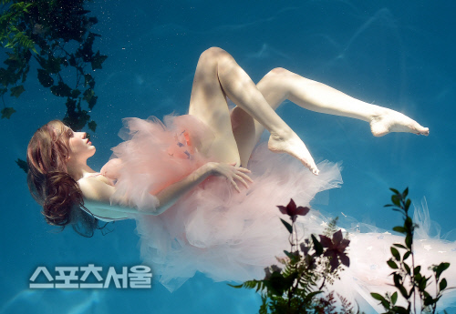 샬롯 화이트하우스가 수중에서 환상의 자태를 뽐내고 있다. 이주상기자 rainbow@sportsseoul.com