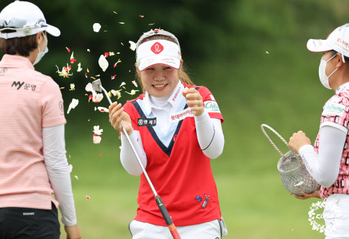 이소영이 31일 사우스스프링스GC에서 열린 KLPGA E1채리티오픈에서 우승한 뒤 꽃잎 세례를 받고 있다. 제공=KLPGA