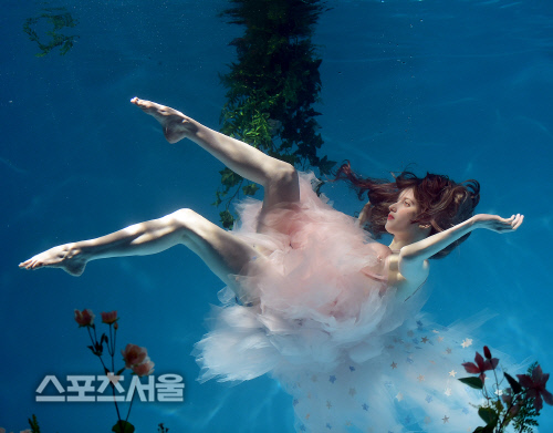 샬롯 화이트하우스가 수중에서 환상의 자태를 뽐내고 있다. 이주상기자 rainbow@sportsseoul.com