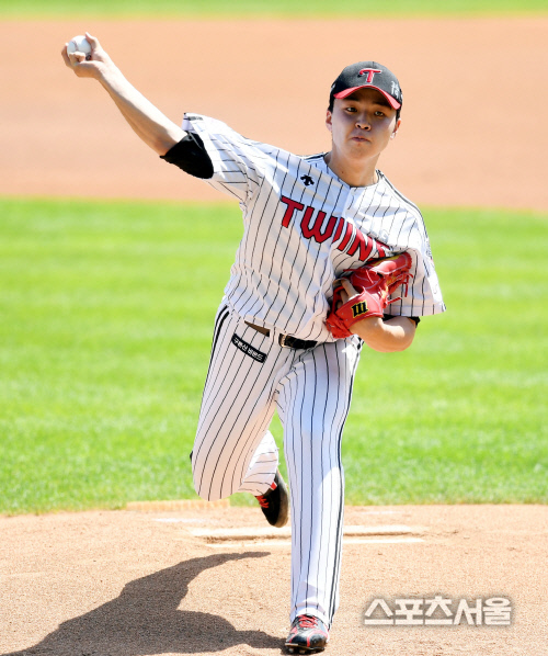 2020 KBO리그 LG 트윈스와 SK 와이번스의 DH 1차전 경기가 11일 잠실야구장에서 열렸다. LG 선발투수 이민호가 역투하고 있다. 2020. 6. 11.잠실 | 최승섭기자 thunder@sportsseoul.com