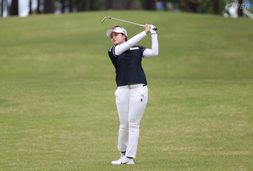 최혜진 1번홀에서 아이언샷 하고 있다. 사진제공 | KLPGA
