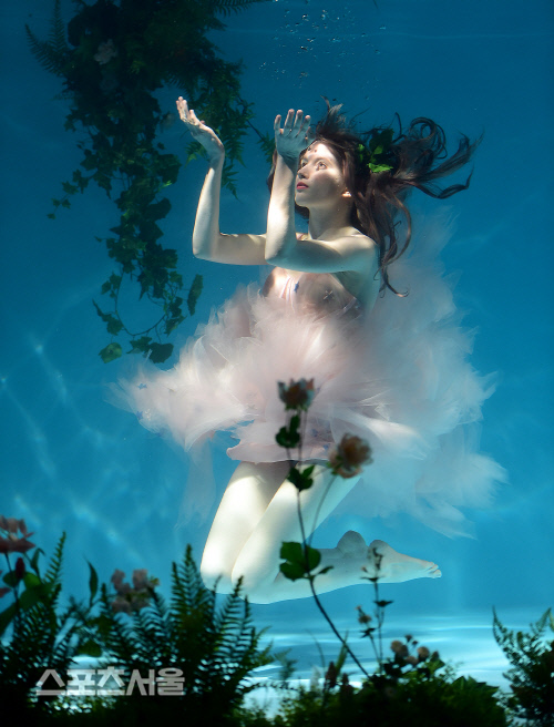 샬롯 화이트하우스가 수중에서 환상의 자태를 뽐내고 있다. 이주상기자 rainbow@sportsseoul.com