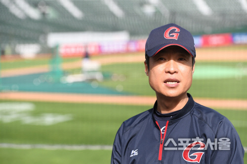 롯데 허문회 감독이 12일 사직구장에서 열리는 2020 KBO리그 롯데와 두산의 경기에 앞서 취재진과 인터뷰를 하고 있다. 롯데는 개막 후 5연승을 질주하고 있다. 2020. 5. 12. 사직 | 박진업기자 upandup@sportsseoul.com