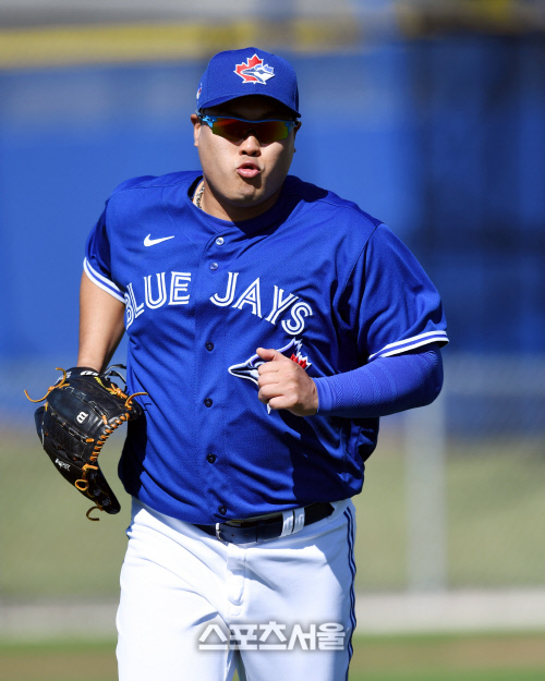 토론토 블루제이스 류현진이 16일(한국시간) 플로리다 더니든 바비 매틱 트레이닝 센터에서 열린 스프링캠프에 참가해 수비 훈련을 하고 있다. 더니든(미 플로리다주) 최승섭기자 | thunder@sportsseoul.com
