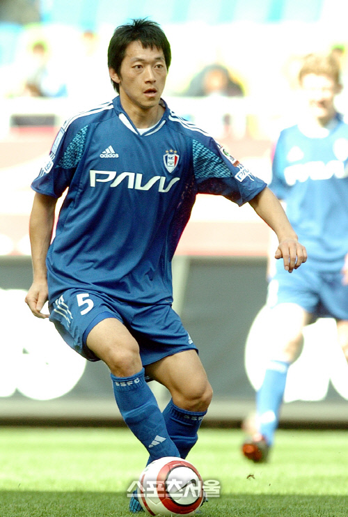 현역 시절 수원 유니폼을 입었던 김남일 성남 감독. 강영조기자