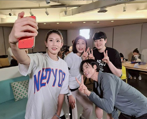 배구선수 김연경(왼쪽에서 두 번째)과 그룹 동방신기 유노윤호(맨 오른쪽). 출처|김연경 개인 SNS