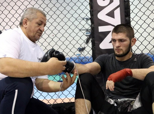 하빕의 아버지인 압둘마납이 하빕에게 글러브를 끼워주고 있다.