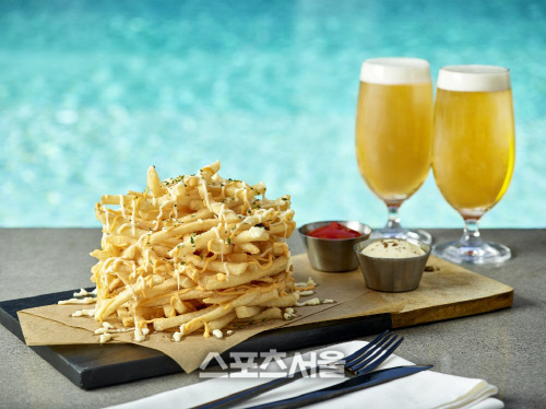 신라호텔 트러플 감자튀김과 독일 밀맥주 베네딕티너. 제공| 신라호텔