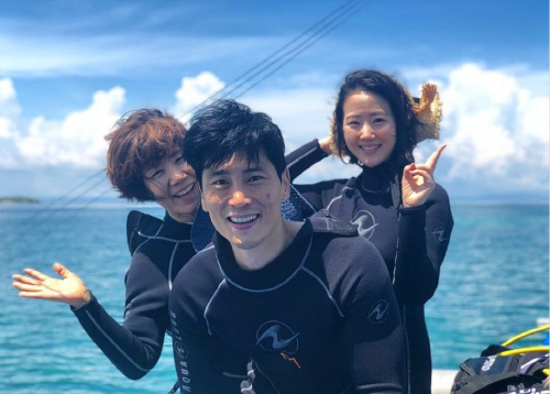 개그맨 김재우(가운데)와 아내 조유리씨(오른쪽), 장모. 출처|김재우SNS