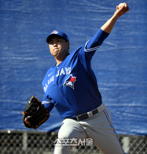 토론토 블루제이스 류현진이 17일(한국시간) 플로리다 더니든 바비 매틱 트레이닝 센터에서 열린 스프링캠프에 참가해 불펜 피칭을 하고 있다. 최승섭기자 | thunder@sportsseoul.com