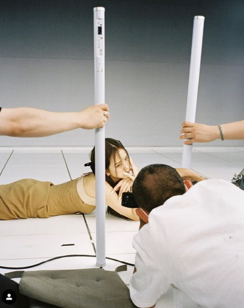 지수가 30일 화보 촬영장의 비하인드컷을 올렸다. 출처|지수SNS