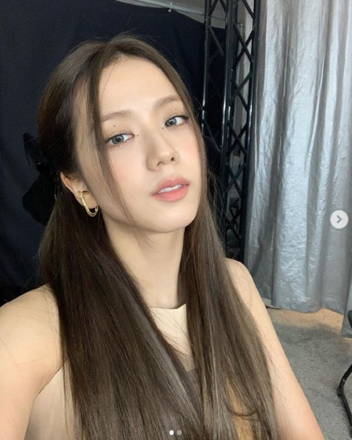 블랙핑크 지수가 30일 화보 촬영 중 찍은 사진을 공개했다. 출처|지수 SNS