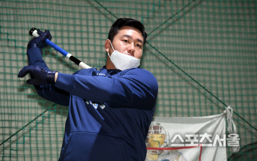 메이저리그 템파베이 레이스의 최지만이 13일 오후 인천 ‘위드베이스볼 아카데미’에서 훈련 포즈를 취하고 있다. 3월 24일 미국에서 귀국한 최지만은 14일 간의 자가격리기간을 끝내고 훈련 공개와 인터뷰를 진행했다. 2020. 4. 13. 인천 | 박진업기자 upandup@sportsseoul.com