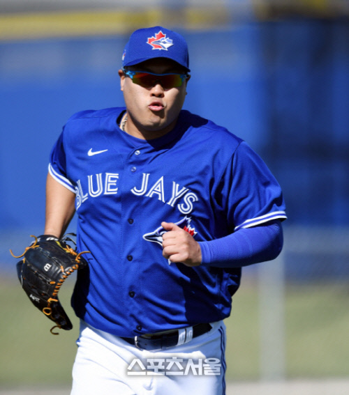 토론토 블루제이스 류현진이 16일(한국시간) 플로리다 더니든 바비 매틱 트레이닝 센터에서 열린 스프링캠프에 참가해 수비 훈련을 하고 있다. 더니든(미 플로리다주) 최승섭기자 | thunder@sportsseoul.com