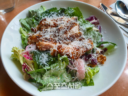치킨 시저 샐러드. 양미정 기자 certain@sportsseoul.com