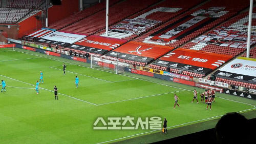 손흥민과 토트넘 선수들이 셰필드에 세 번째 골을 허용한 뒤 고개를 숙이고 있다. 셰필드 | 장영민통신원