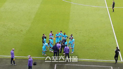 전반 쿨링 브레이크 때 주제 무리뉴 감독과 토트넘 선수들, 셰필드 | 장영민통신원