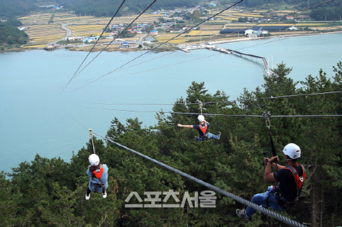 가우도 짚트랙을 타고 있는 관광객들의 모습. 양미정 기자 certain@sportsseoul.com