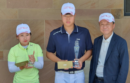 아마추어 우승자 김민규(가운데)가 트로피를 들고 포즈를 취하고 있다. 아마추어 준우승은 문송이(왼쪽)가 차지했다. 태안 | 장강훈기자 zzang@sportsseoul.com