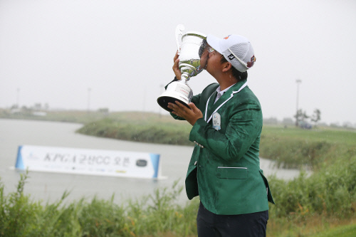 김주형이 KPGA 코리안투어 역대 최연소, 최단기간 우승을 따낸 뒤 트로피에 입맞춤하고 있다. 제공=KPGA