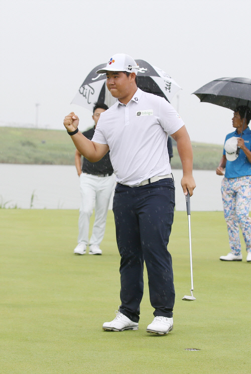 18번홀 파퍼트 성공으로 코리안투어 군산CC 우승을 확정한 순간 주먹을 불끈 쥐는 김주형. 제공=KPGA