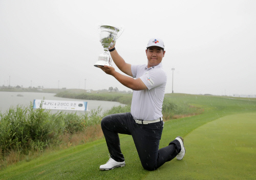 무서운 10대 답게 우승 기쁨을 온몸으로 표현하고 있는 김주형. 제공=KPGA