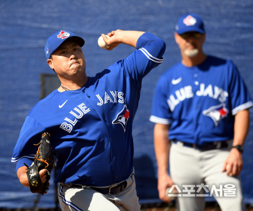 토론토 블루제이스 류현진이 지난 2월 17일(한국시간) 플로리다 더니든 바비 매틱 트레이닝 센터에서 열린 스프링캠프에 참가해 불펜 피칭을 하고 있다. 뒤는 퍼터 존슨 투수 코치  플로리다 | 최승섭기자 thunder@sportsseoul.com