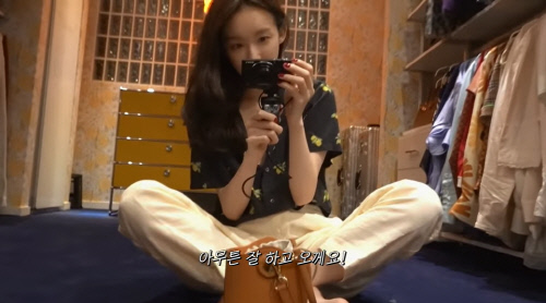 지난 4월 30일 가수 강민경이 자신이 운영중인 유튜브에 올린 유료 광고 영상. 출처|강민경 유튜브