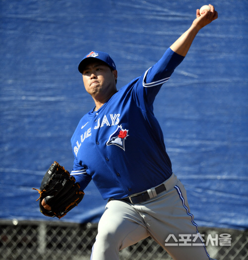 토론토 블루제이스 류현진이 17일(한국시간) 플로리다 더니든 바비 매틱 트레이닝 센터에서 열린 스프링캠프에 참가해 불펜 피칭을 하고 있다. 최승섭기자 | thunder@sportsseoul.com