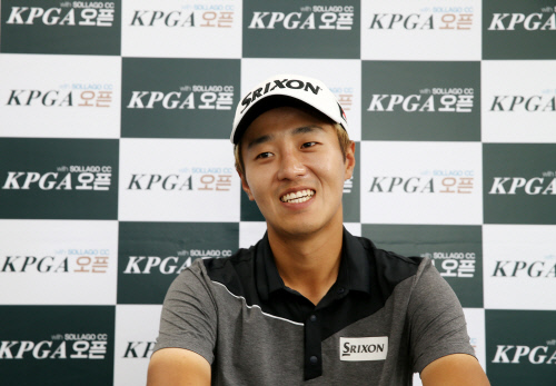 공격적인 샷으로 단독 선두로 1라운드를 마친 이창우가 밝은 표정으로 인터뷰하고있다. 제공=KPGA