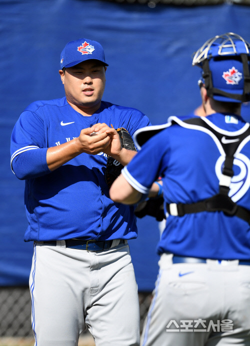 토론토 블루제이스 류현진이 지난 2월 17일(한국시간) 플로리다 더니든 바비 매틱 트레이닝 센터에서 열린 스프링캠프에 참가해 불펜 피칭 전 포수 대니 잰슨과 이야기를 나누고 있다.  더니든 | 최승섭기자 thunder@sportsseoul.com