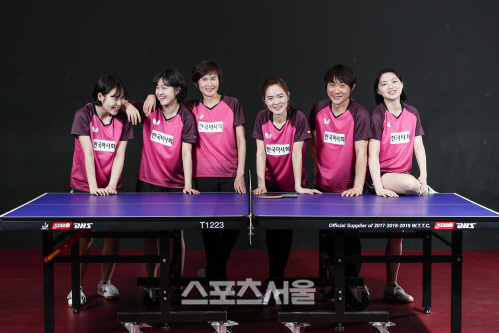 한국마사회 여자 탁구선수단. 왼쪽부터 안소연, 최해은, 현정화 감독, 김복래 코치, 이상준 코치, 이다은.  제공 | 한국마사회