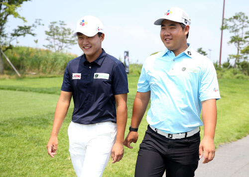 ‘무서운 10대’ 돌풍을 몰고온 김민규(왼쪽)와 김주형이 밝은 표정으로 이동하고 있다. 제공=KPGA