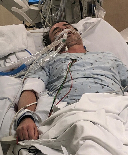 배우 제니퍼 애니스톤이 20일(한국시간) 자신의 SNS를 통해 코로나19의 위험성을 경고하며, 실제 확진판정을 받고 치료를 받은 친구 케빈의 사진을 올렸다. 출처|애니스톤SNS