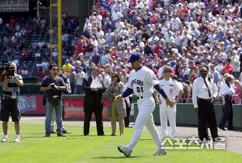 개막전에 앞서 홈개막 행사에 참석한 박찬호(텍사스 레인저스 야구선수)가 2002년 4월 5일 장내 아나운서로 부터 자신의 이름이 거명되자 알링턴 볼파크에 운집한 홈팬들에게 첫모습을 드러내고 있다. |스포츠서울DB