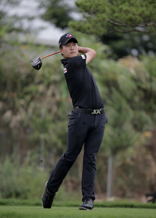 10대 돌풍을 몰고온 김민규가 19일 솔라고CC에서 열린 KPGA 오픈 최종라운드에서 드라이버 티샷 후 타구를 바라보고 있다. 제공=KPGA