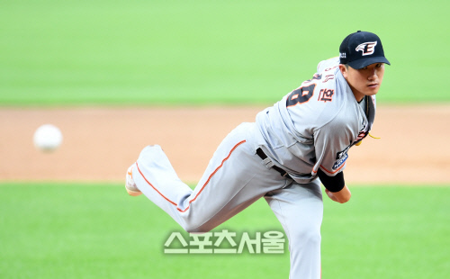 한화 장시환이 1일 광주KIA챔피어스필드에서 열린 2020 KBO리그 KIA와 한화의 경기에 선발 등판해 힘차게 공을 더지고 있다. 박진업기자 upandup@sportsseoul.com