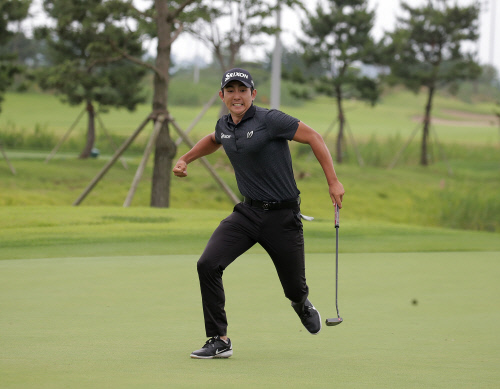 이수민이 19일 충남 태안의 솔라고CC에서 막을 내린 KPGA오픈 최종라운드에서 2차 연장 끝에 우승을 차지한 뒤 세리머니를 하고 있다. 제공=KPGA