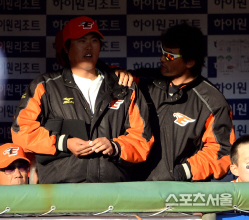 2012년 4월 7일 오후 부산 사직야구장에서 ‘2012 팔도 프로야구’ 롯데 자이언츠와 한화 이글스의 개막전이 열렸다. 한화 박찬호(오른쪽)이 류현진과 이야기나누고 있다. | 스포츠서울DB