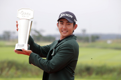 이수민이 19일 충남 태안의 솔라고CC에서 막을 내린 KPGA오픈에서 초대 우승자로 등극한 뒤 트로피를 들고 포즈를 취하고 있다. 제공=KPGA
