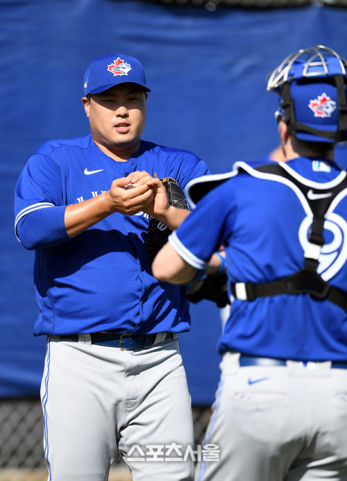 토론토 블루제이스 류현진이 불펜 피칭 전 포수 대니 존슨과 이야기를 나누고 있다. 2020. 2.17. 최승섭기자 thunder@sportsseoul.com