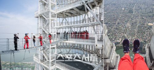 (왼쪽부터) 스카이브릿지 투어 중인 관람객들, 스카이브릿지에서 바라본 석촌호수 일대. 양미정 기자 certain@sportsseoul.com