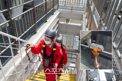 준비를 마친 뒤 안전장치 ‘세이프롤러’(오른쪽)를 잡고 최상단 야외 루프로 이동 중이다. 양미정 기자 certain@sportsseoul.com